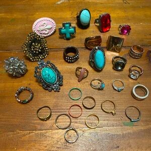 Lot of misc rings, all costume jewelry. Fun to wear!